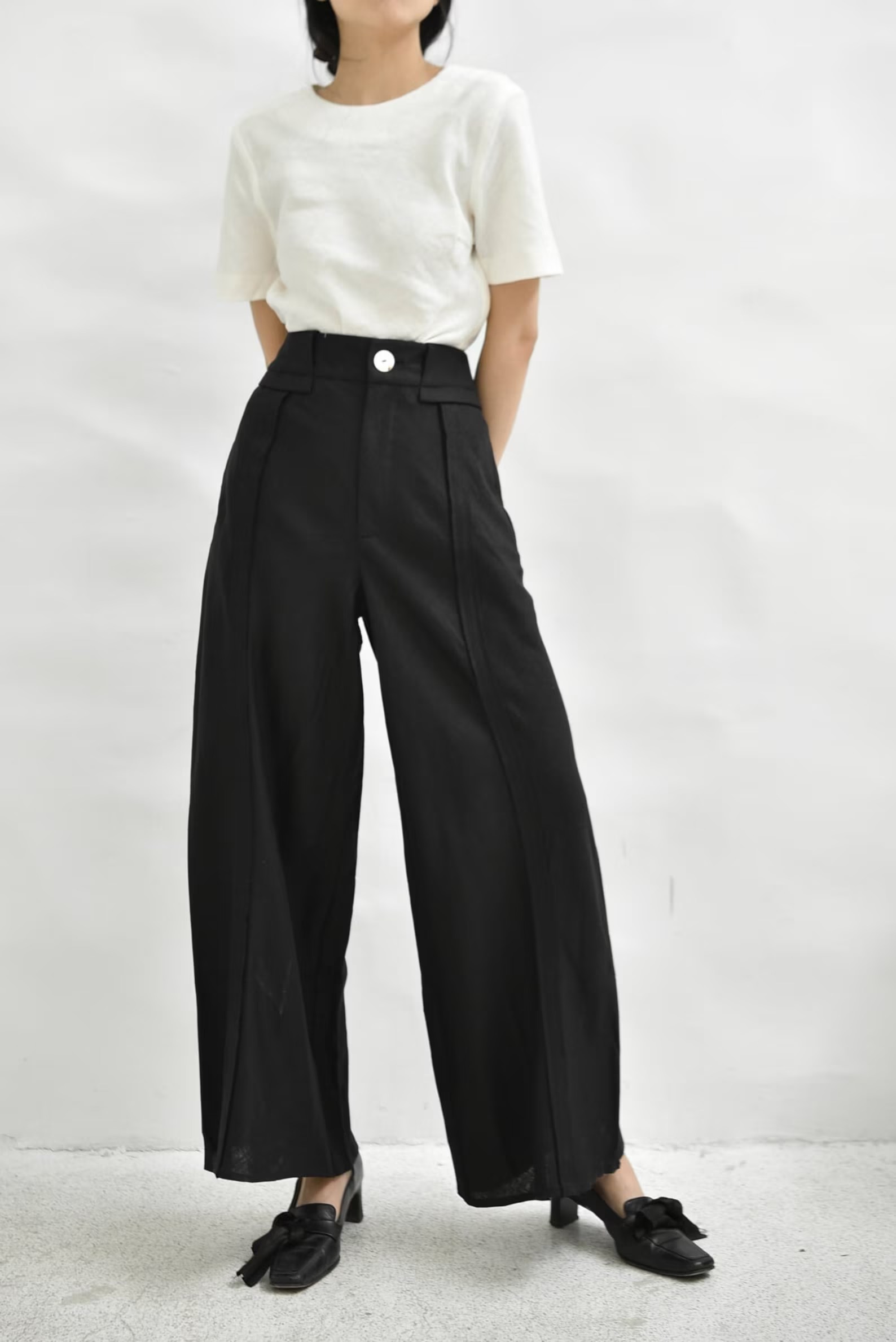 Pantaloni negri largi cu talie înaltă și cusătură decorativă
