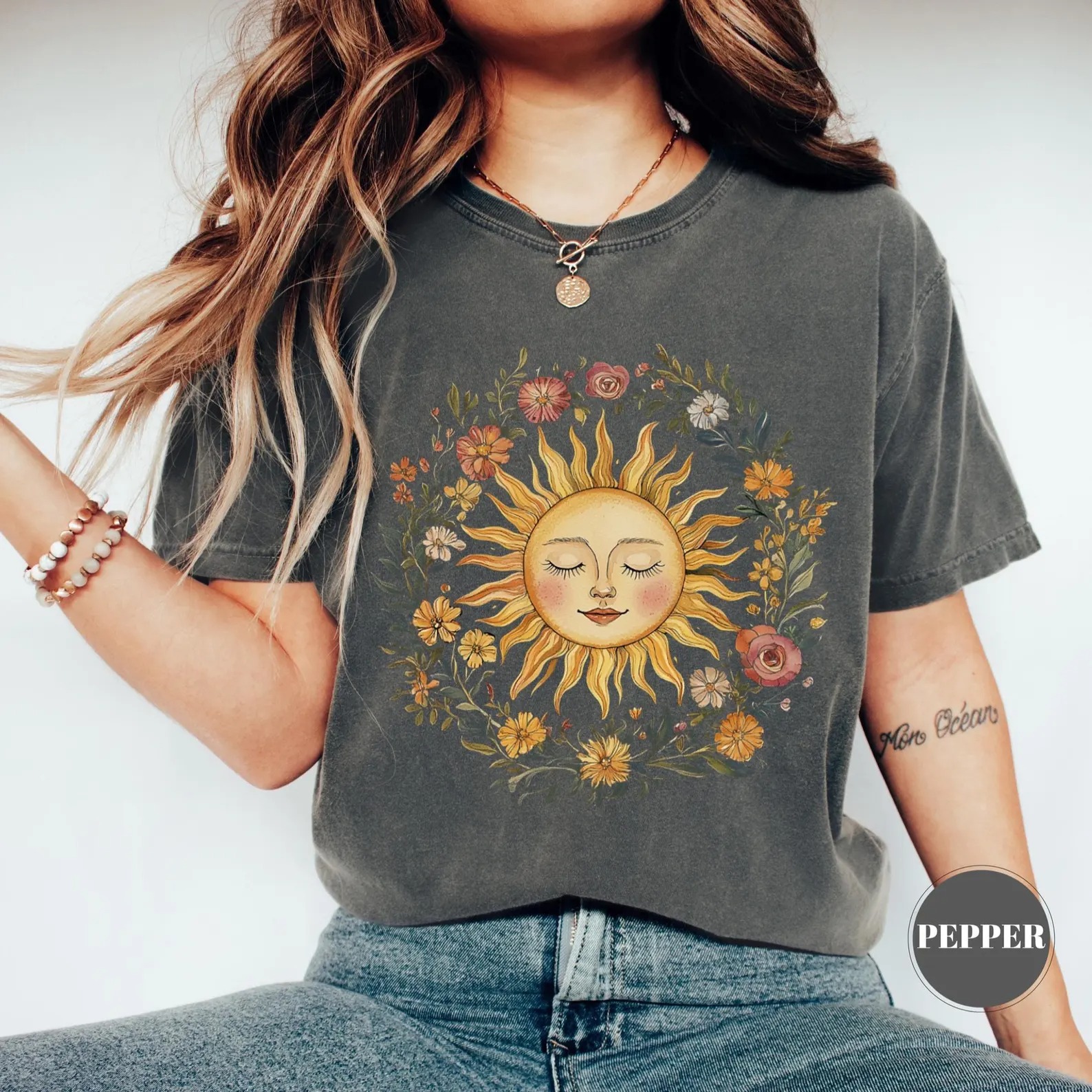 Tricou gri antracit cu imprimeu soare și flori în stil vintage