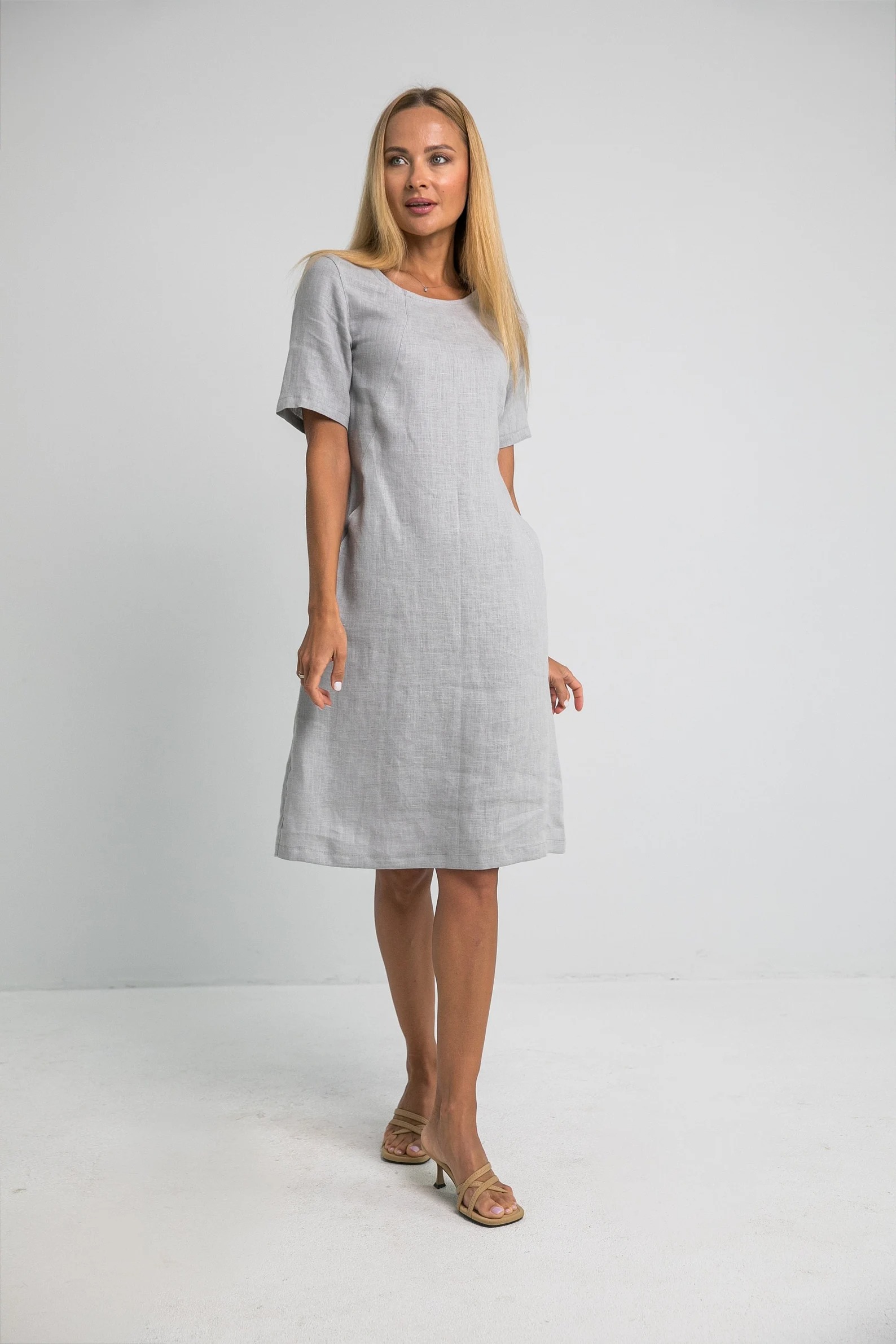 Rochie gri deschis din in, cu mânecă scurtă și buzunare laterale